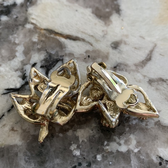 Vintage BSK Peacock Blue Green AB Rhinestone Clip on Earrings Gold Tone - Picture 2 of 3